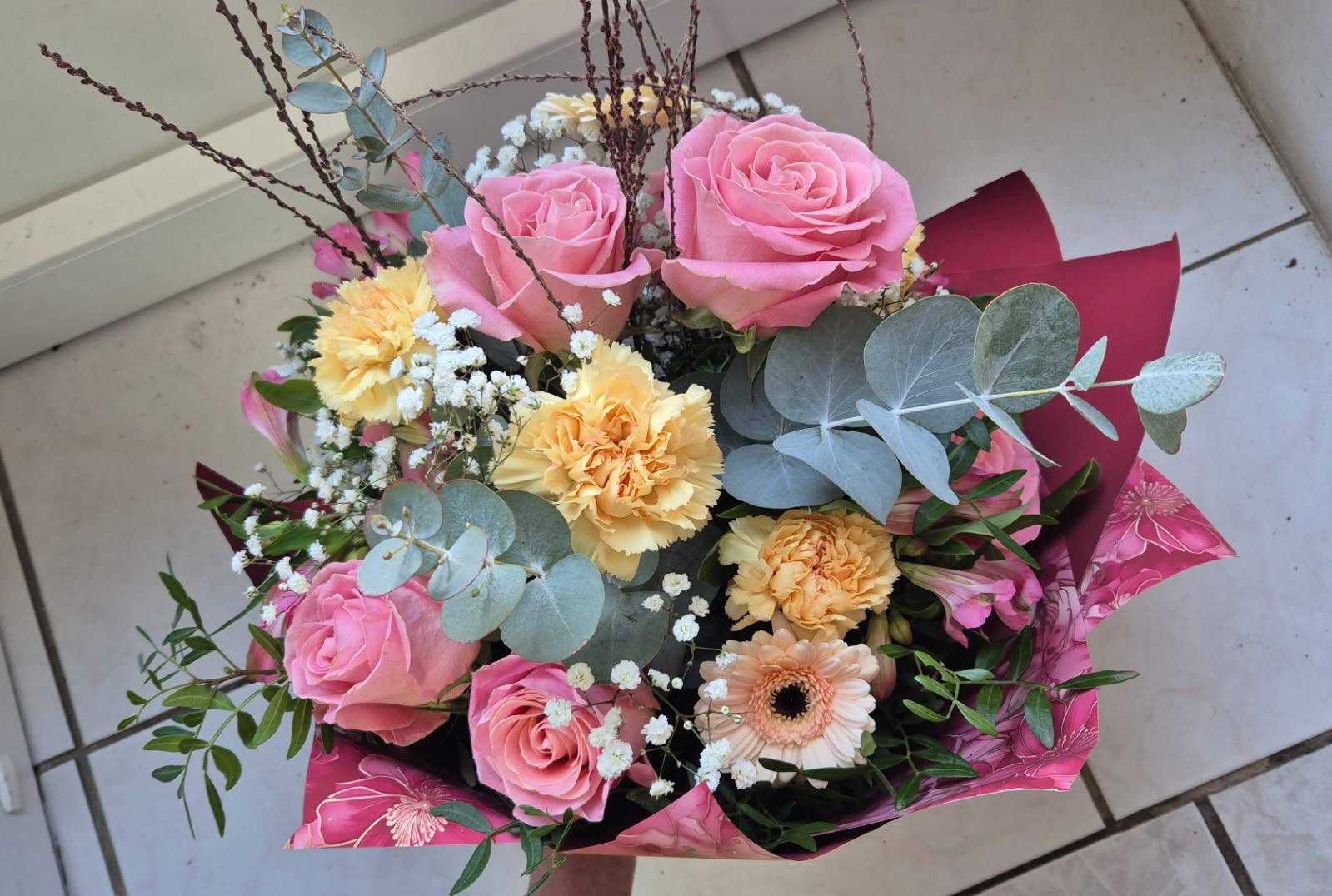 Šopek vrtnic in nageljnov - Cvetličarna Vrtnica Kotlje